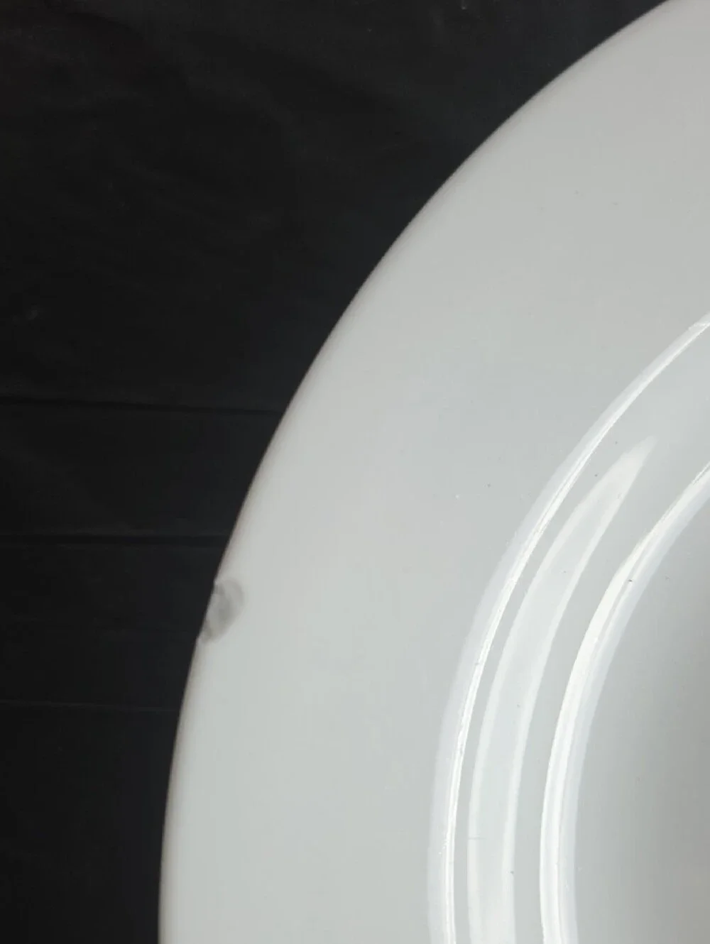 COOKS White Dinner Plates with Black Leaf Motif - Set of 2 CALLOUT-2 Chips